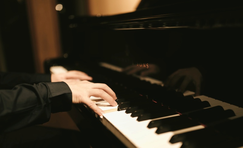 hand-playing-the-piano