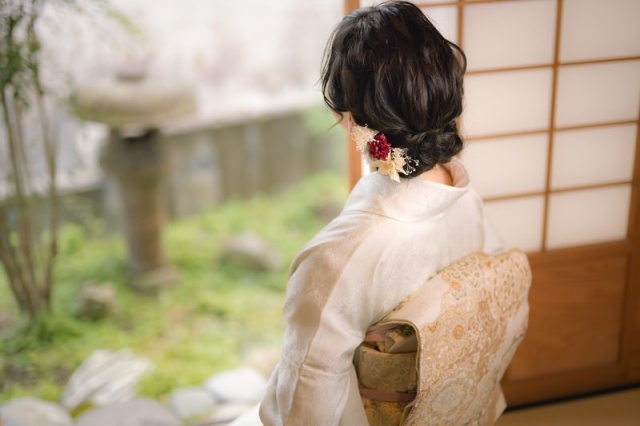 Woman-in-kimono-facing-outside