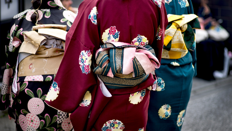 Three-women-in-kimono-from-behind