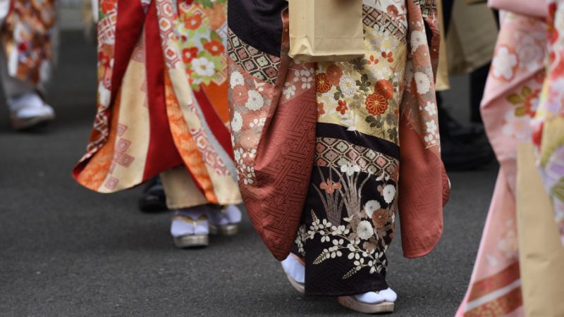 Women-in-furisode