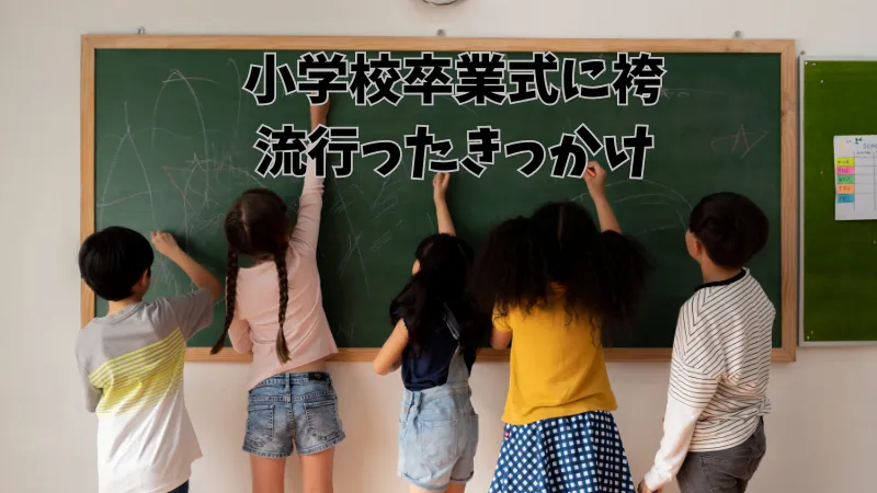 Five-elementary-school-boys-and-girls-are-scribbling-on-the-blackboard