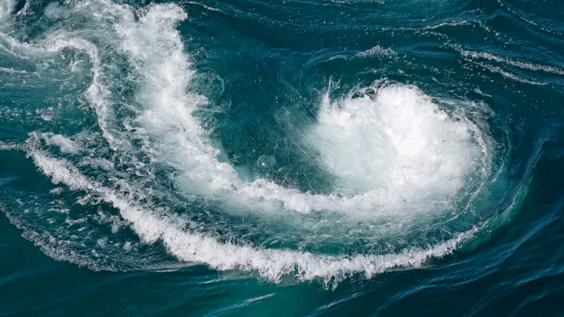 海流がぶつかって渦巻が出来ている海
