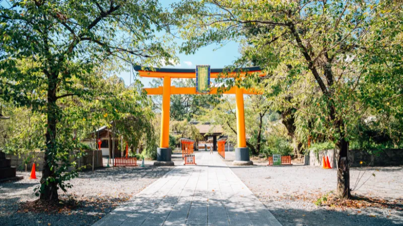 木々に囲まれた神社の鳥居と境内