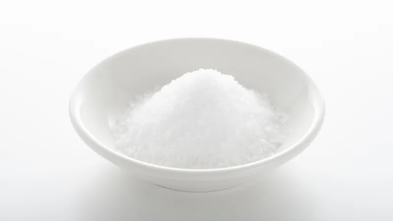 白いお皿に盛られた塩